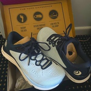 NWT TOPO ATHLETIC FLI-LYTE 4